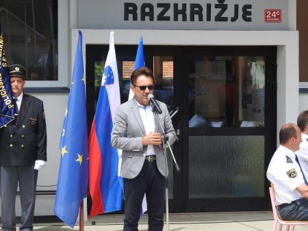 Odkritje spominske plošče na stavbi Osnovne šole Janeza Kuharja Razkrižje 3
